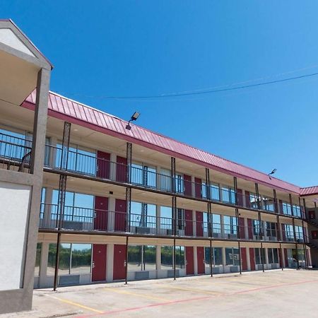 Magnuson Extended Stay And Suites Airport Hotel Ирвинг Экстерьер фото