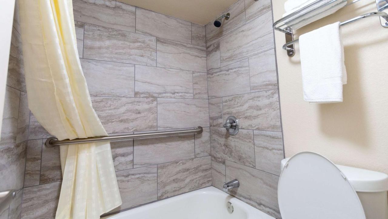 Magnuson Extended Stay And Suites Airport Hotel Ирвинг Экстерьер фото