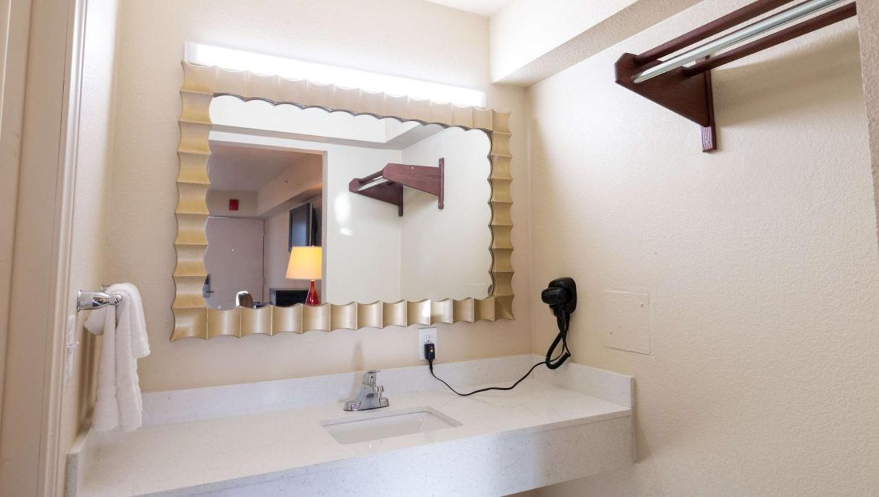 Magnuson Extended Stay And Suites Airport Hotel Ирвинг Экстерьер фото
